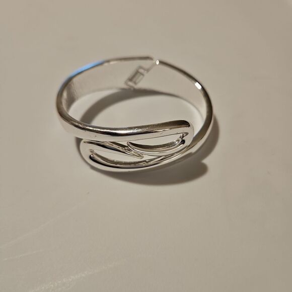 New without tag Silvertone Hisge Open Bracelet - Picture 6 of 6